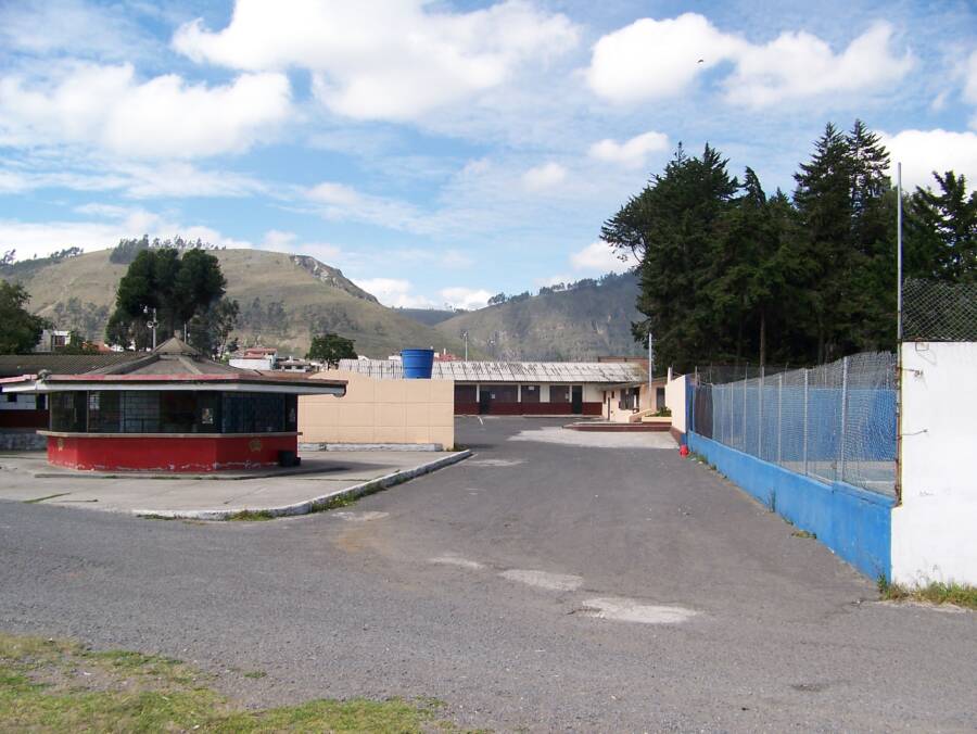 Derecha: canchas de tennis Ambato Tungurahua